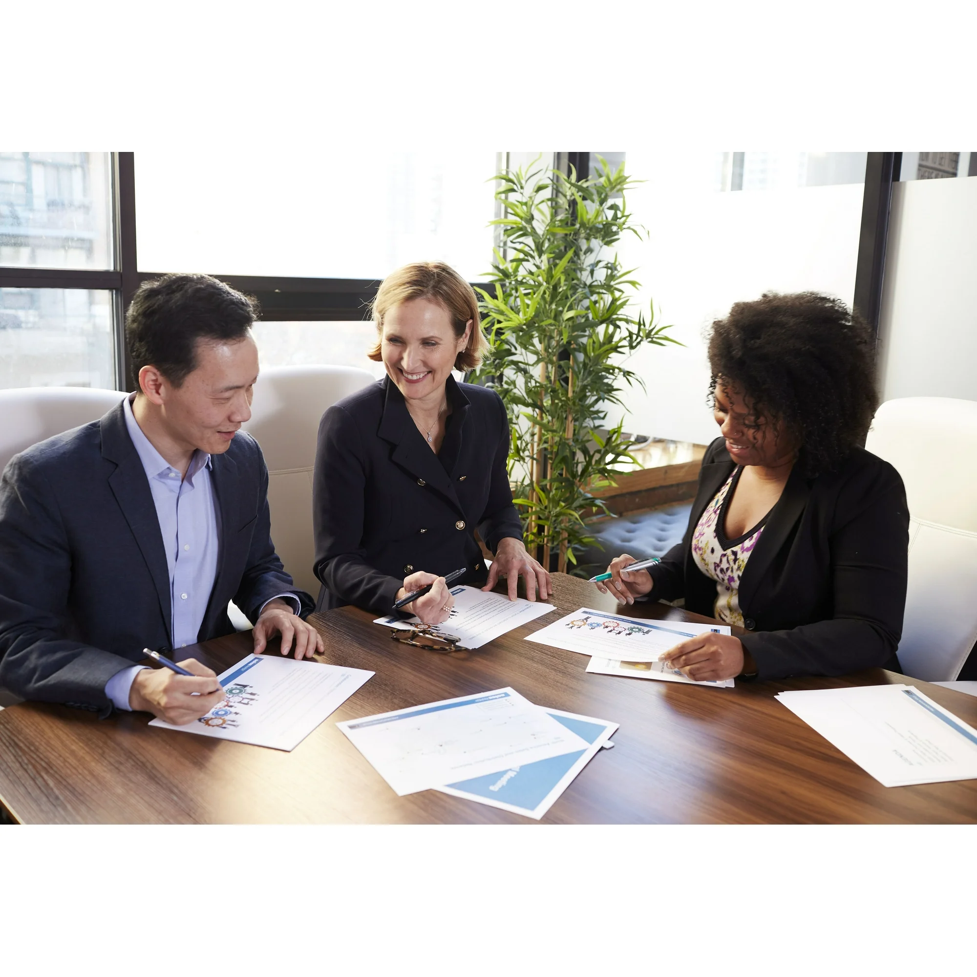 8.5" x 11", 92 Bright White, 20 lb., 10 Ream Case (5,000 Sheets) - Image 2